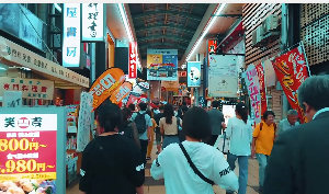 日本寿司店吉野家夜晚周边走路视角视频素材