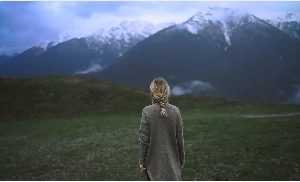 国外女子瞭望山川的人物视频素材